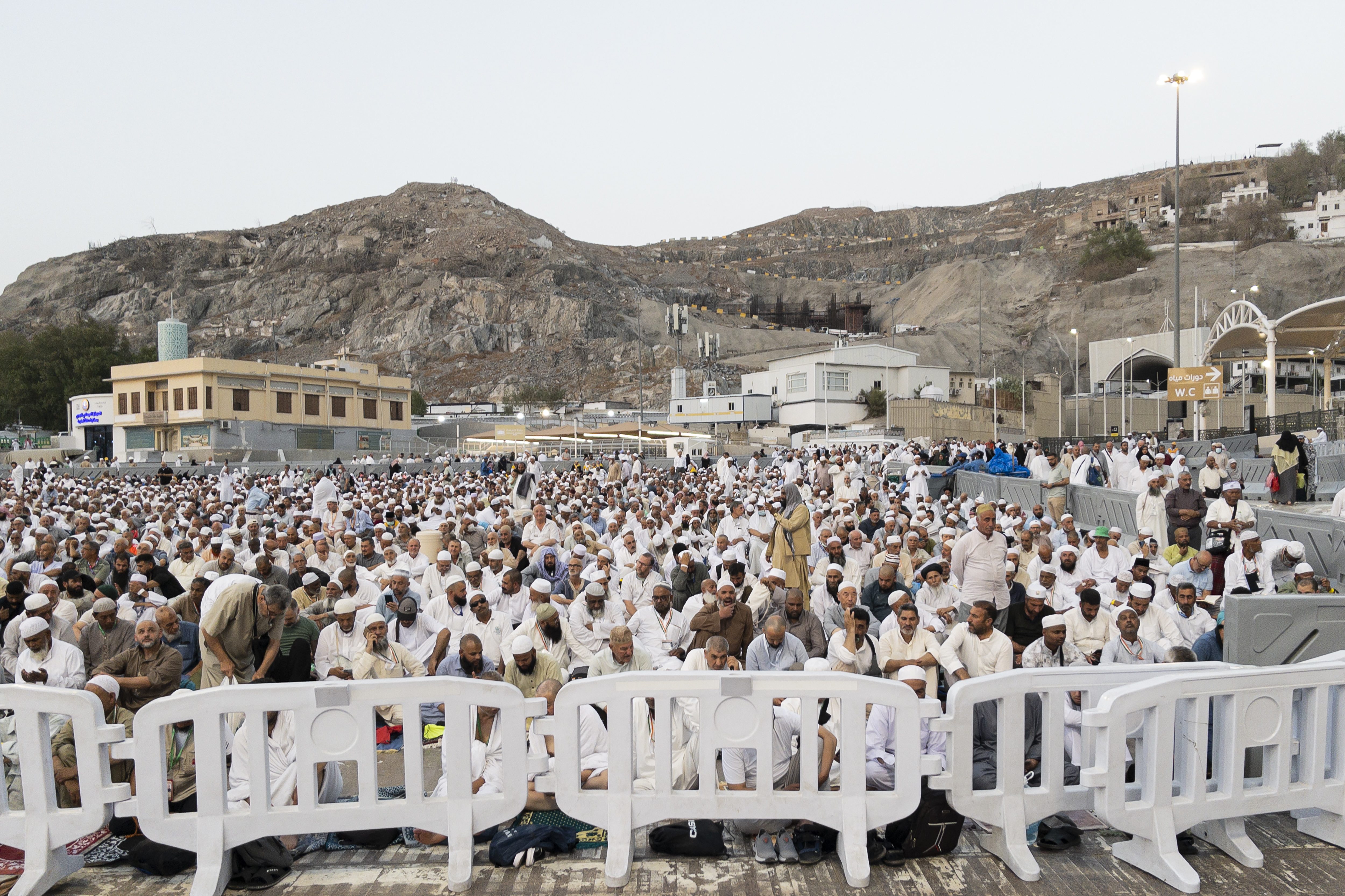 Umat Islam menunggu dimulainya shalat Magrib di kawasan Masjidil Haram, Makkah, Arab Saudi, Kamis (23/5/2024)