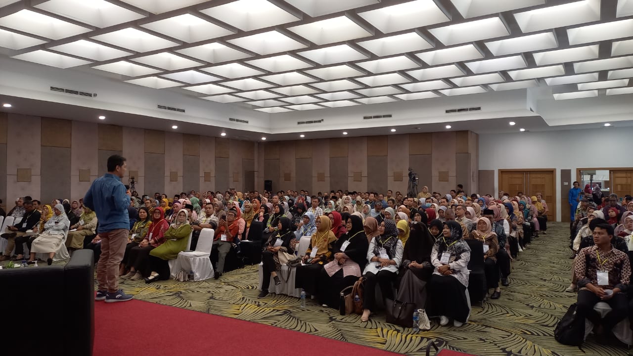 Peserta juga diajak untuk terlibat dalam kegiatan interaktif yang bertujuan untuk mengasah kemampuan berpikir kritis.