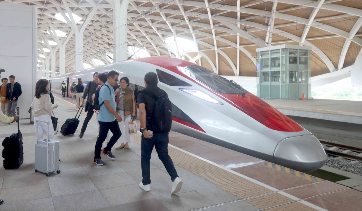 Penumpang menaiki Whoosh