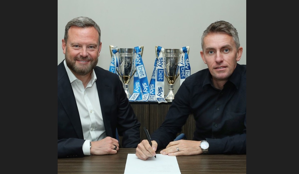 Pelatih Ipwsich Town Kieran McKenna (kanan) menandatangani perpanjangan kontrak.