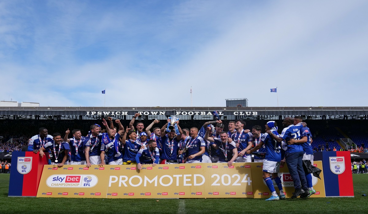 Para pemain Ipswich Town melakukan selebrasi usai memastikan tiket promosi ke Liga Primer Inggris