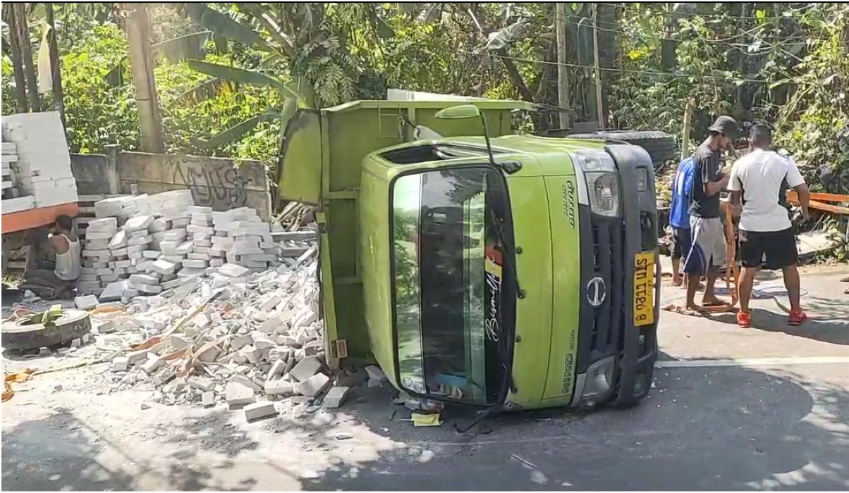 Truk yang terguling.