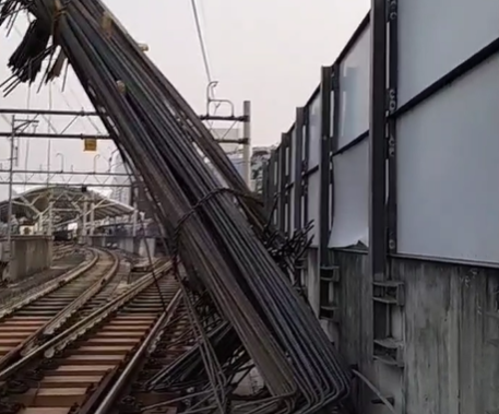 Muatan besi crane yang jatuh di lintasan MRT