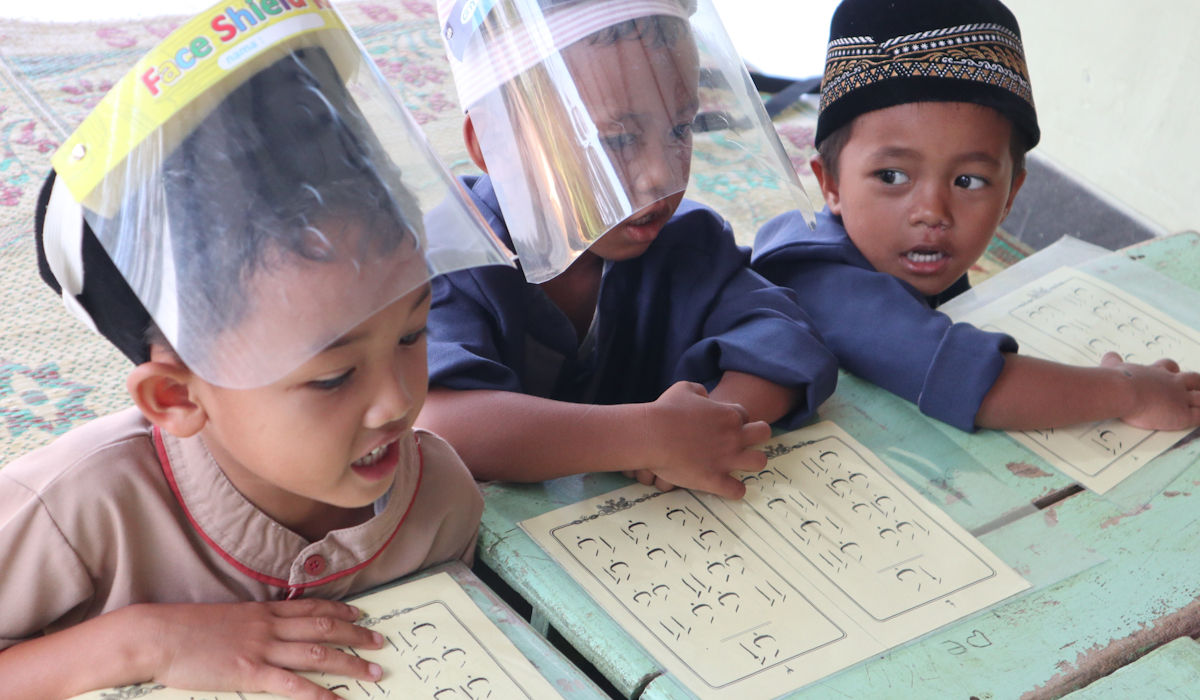 Anak-anak usia balita dan batita di Temanggung, Jawa Tengah mengikuti bimbingan belajar di Masjid Al Ikhlas Kelurahan Madureso