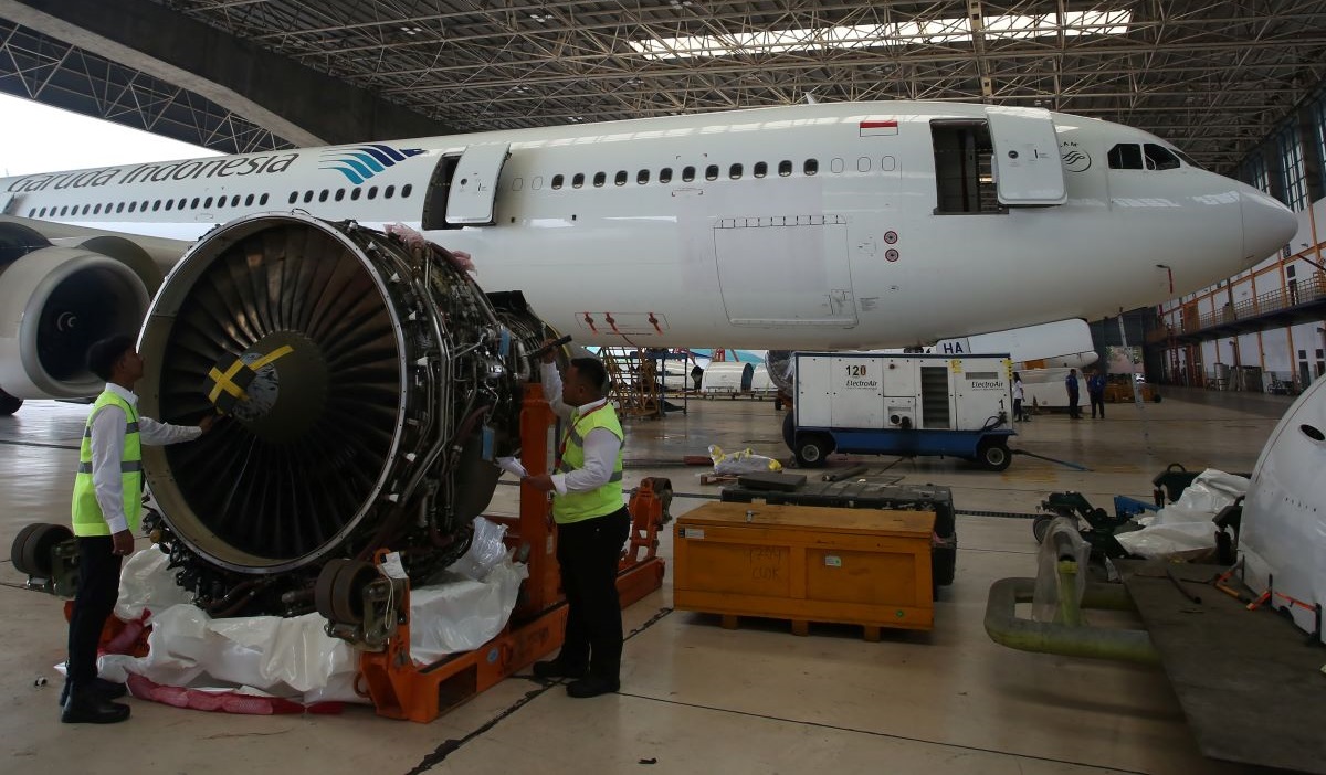 Pekerja GMF melakukan perawatan ruang kemudi pesawat Garuda Indonesia di Hanggar II GMF, Bandara Soekarno-Hatta.
