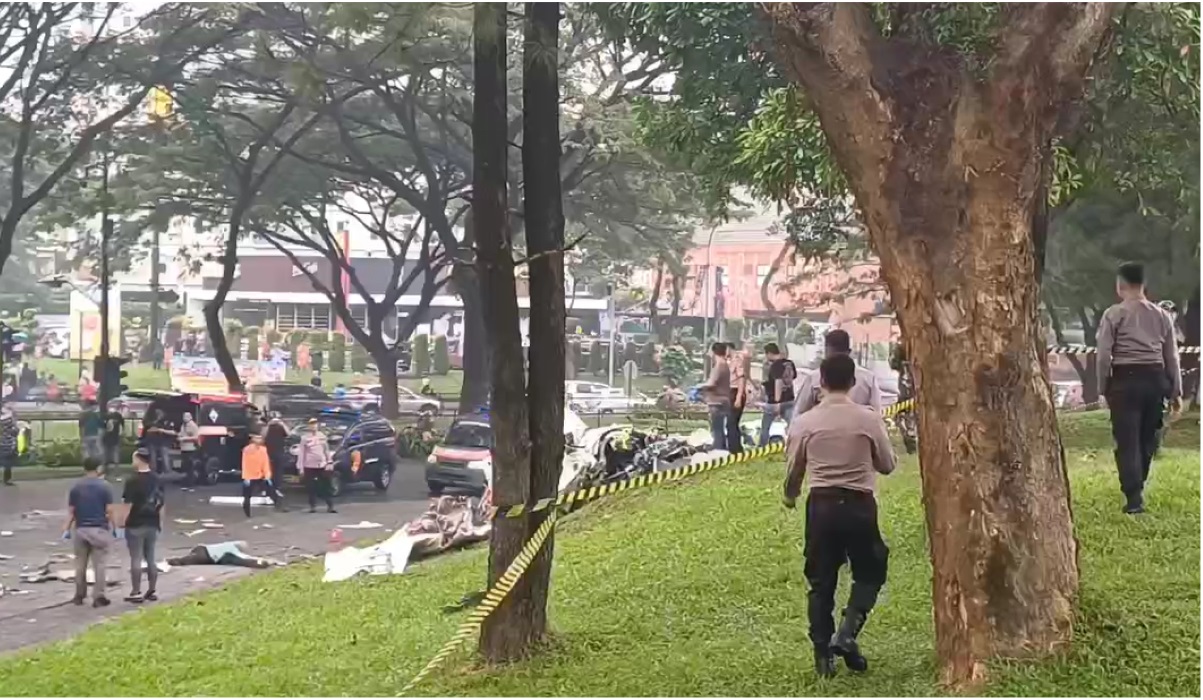 Pesawat latih jatuh.