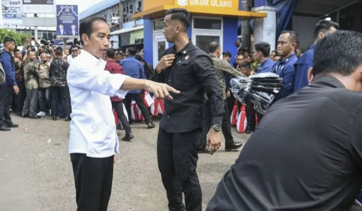 Presiden Joko Widodo (Jokowi) menyapa warga saat berkunjung ke Pasar Baru Karawang, Jawa Barat.