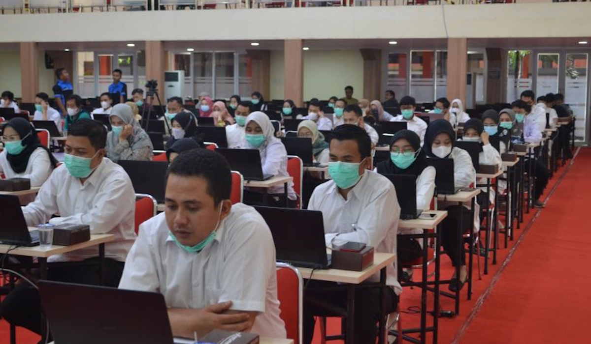 Ilustrasi: ratusan Calon ASN dan P3K pun berupaya mengerjakansoal-soal yang disajikan melalui aplikasi CASN Juara di SMKN 3 Bandung 