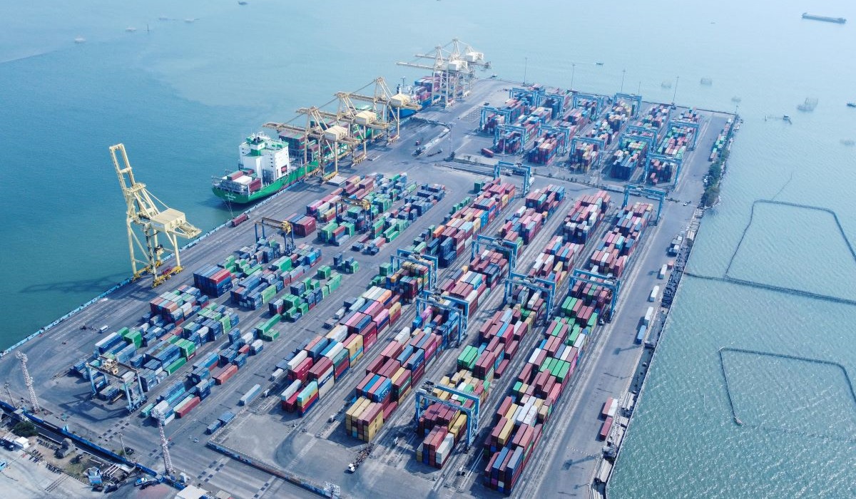 Foto udara aktivitas bongkar muat peti kemas ekspor dan impor di Terminal Peti Kemas (TPK) Pelabuhan Tanjung Emas, Semarang, Jawa Tengah.