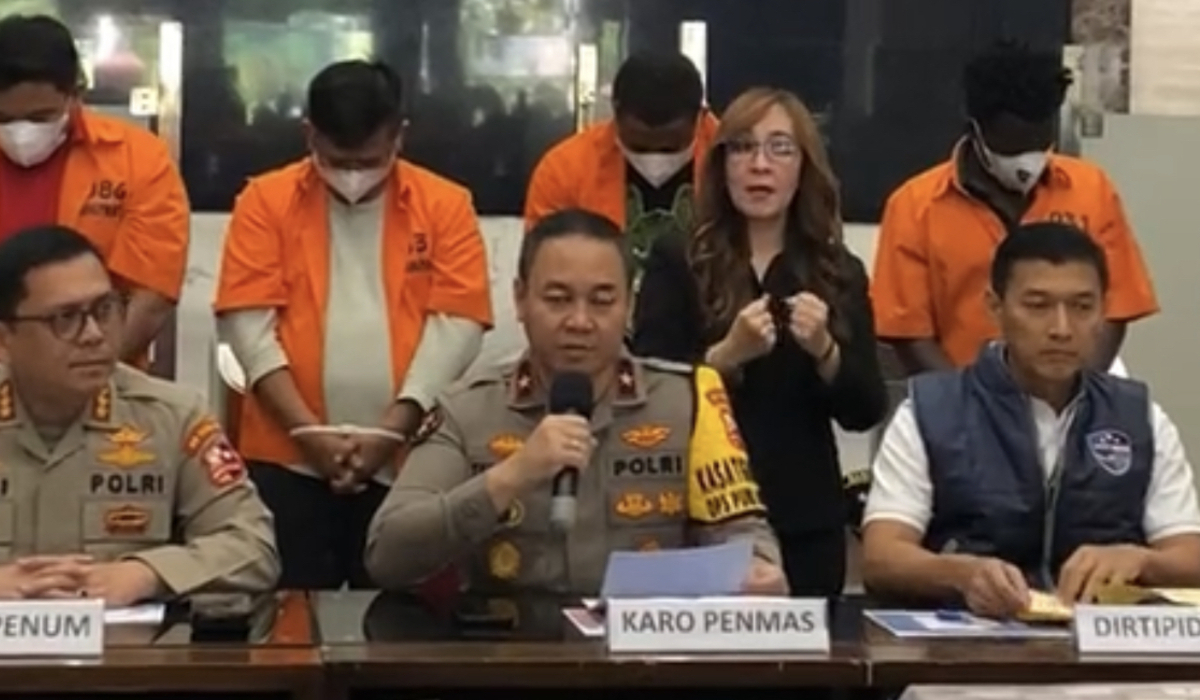 Lima tersangka penipuan modus email palsu terhadap perusahaan Singapura.