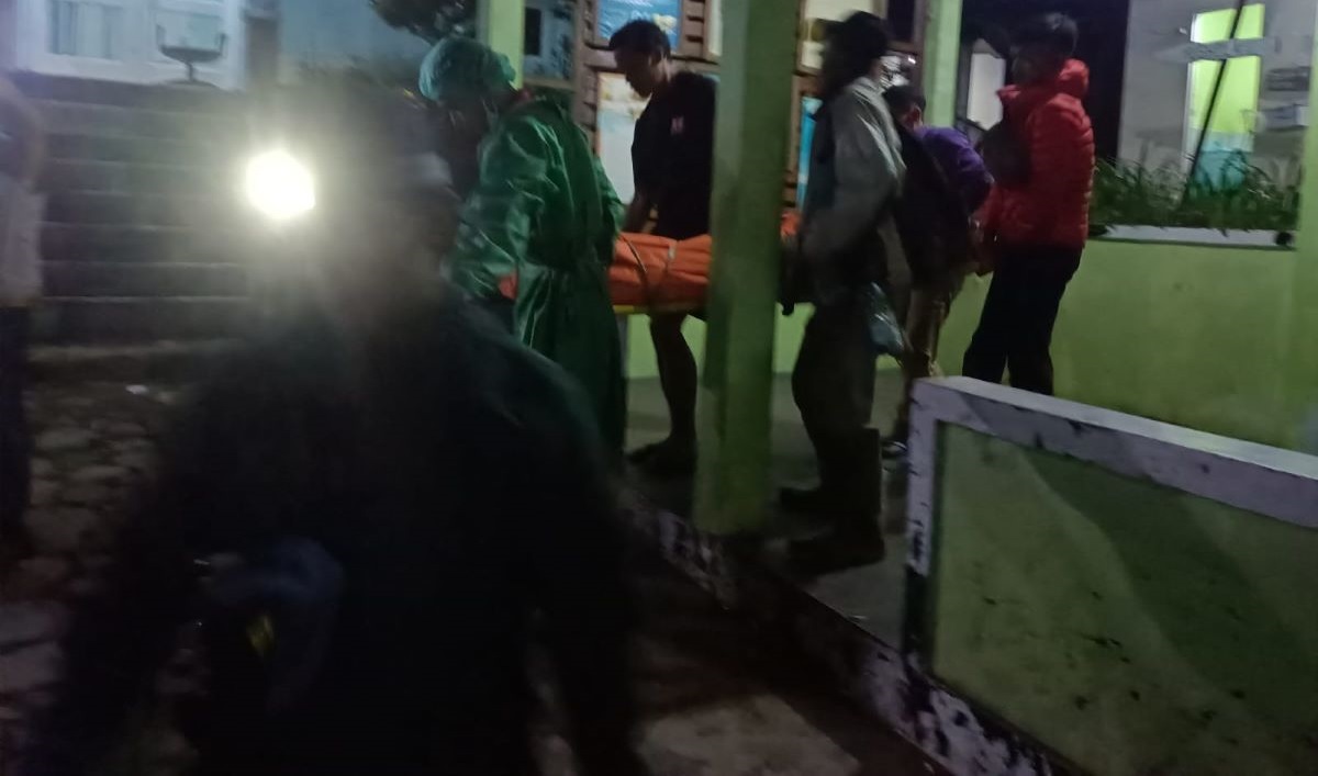Petugas mengevakuasi jenazah seorang pendaki di TNGGP yang ditemukan meninggal dunia di toilet Pos Baru Gunung Putri, Cianjur.