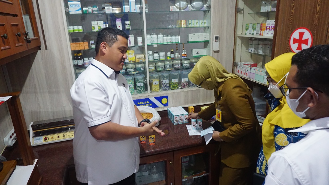 Petugas melakukan sidak di apotek.