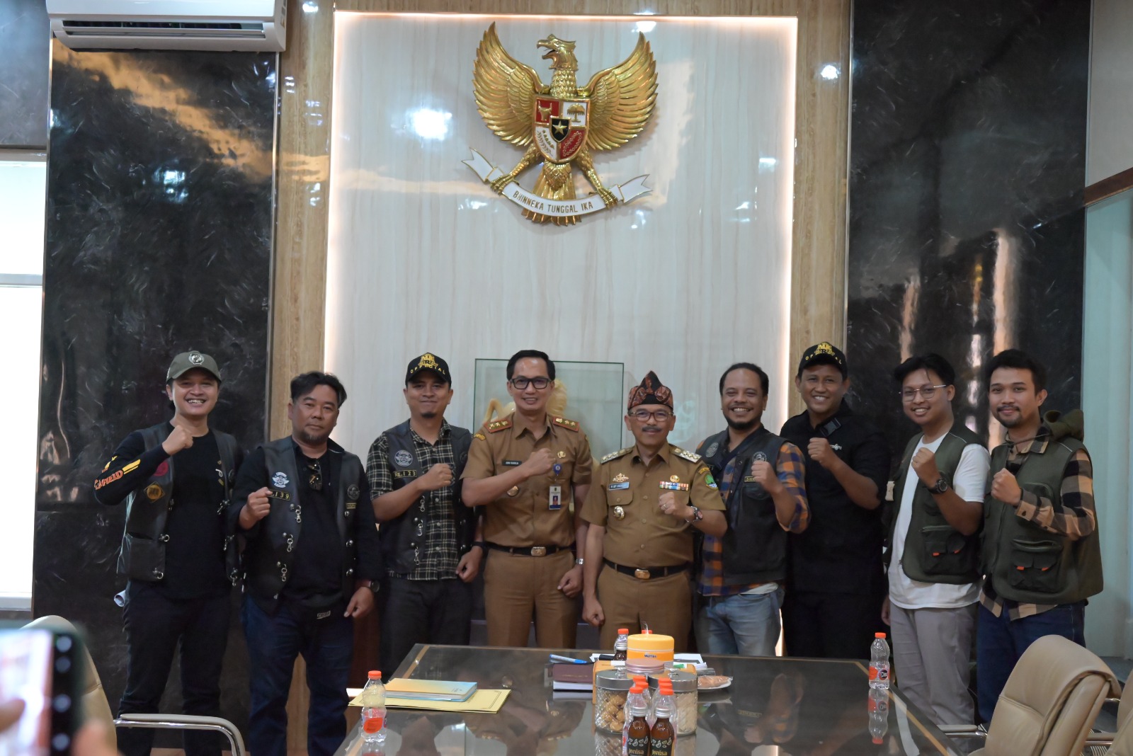  Pengurus Reborn Indonesia bersama Penjabat Bupati Kuningan Raden Iif Hidayat.