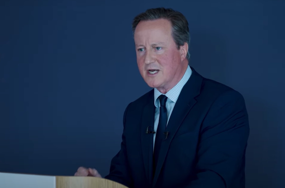 Menlu Inggris David Cameron prihatin terhadap serangan udara Israel di Rafah. Dia mendesak untuk penyelidikan cepat dan transparan oleh IDF.