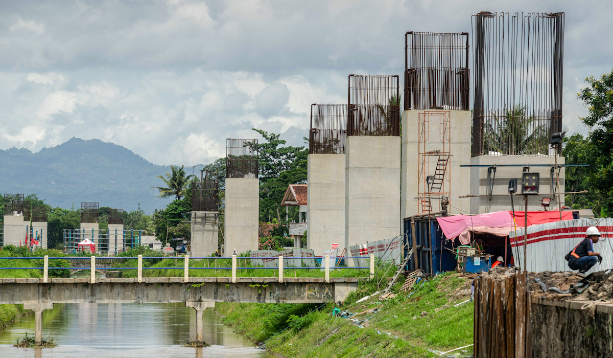  Pekerja menyelesaikan proyek pembangunan Jalan Tol Yogya-Bawen di Seyegan