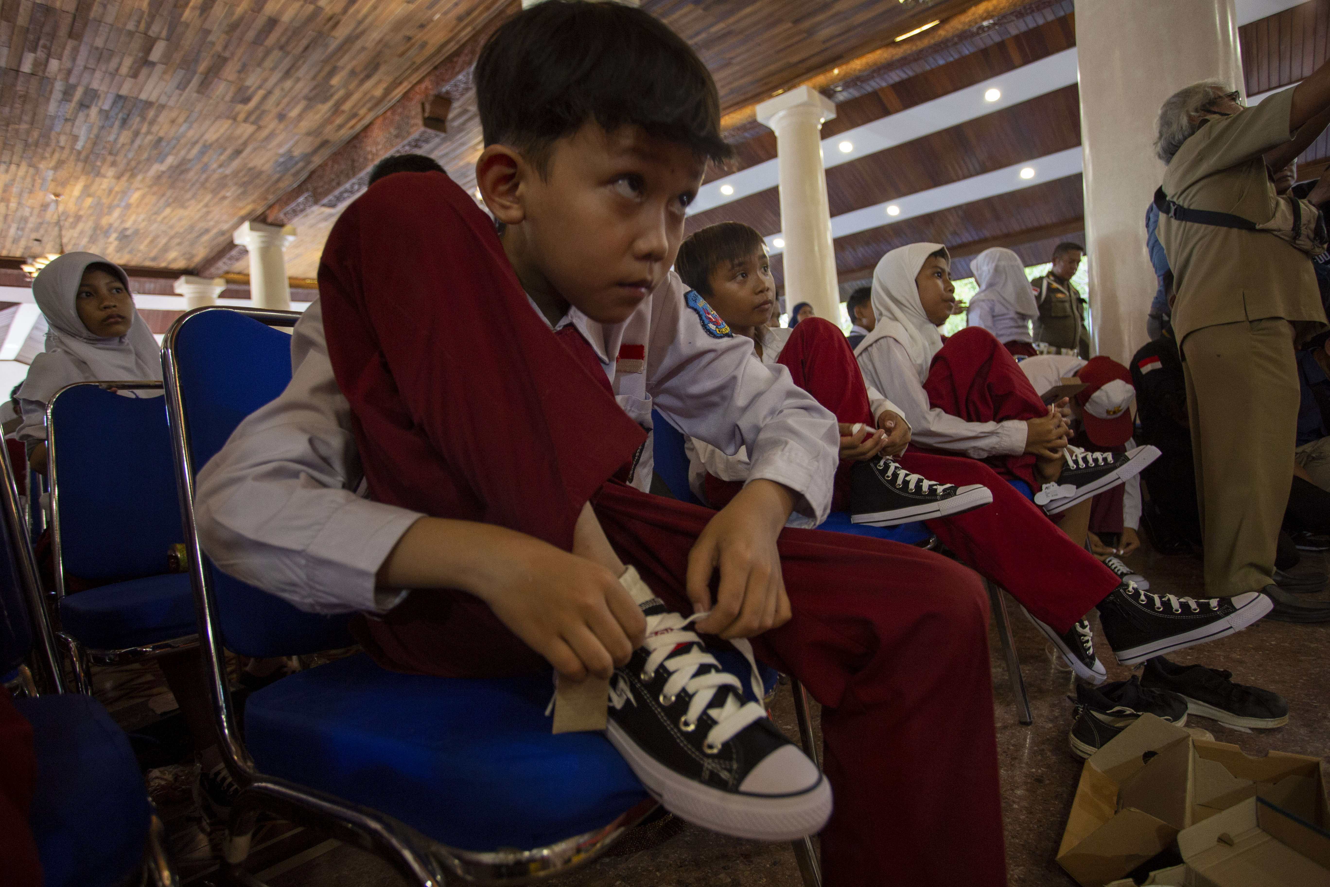  Siswa memakai sepatu baru yang diterima di Pendopo Indramayu