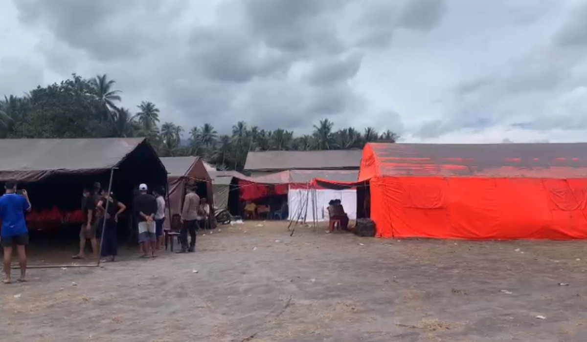 Wilayah pengungsian korban erupsi Gunung Ibu, terpapar hujan abu vulkanik.