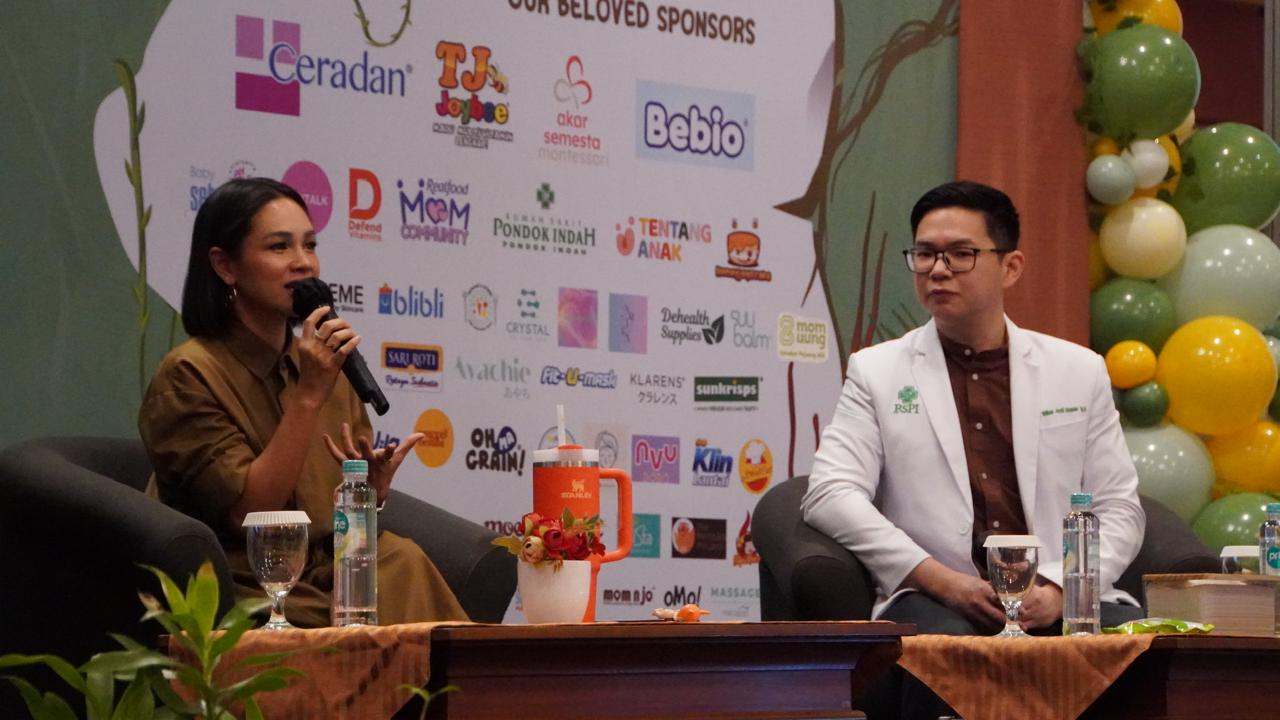 Andien (kiri) dalam Seminar Literasi Digital bertajuk, “Kasih Literasi Digital Ibu kepada Beta”.