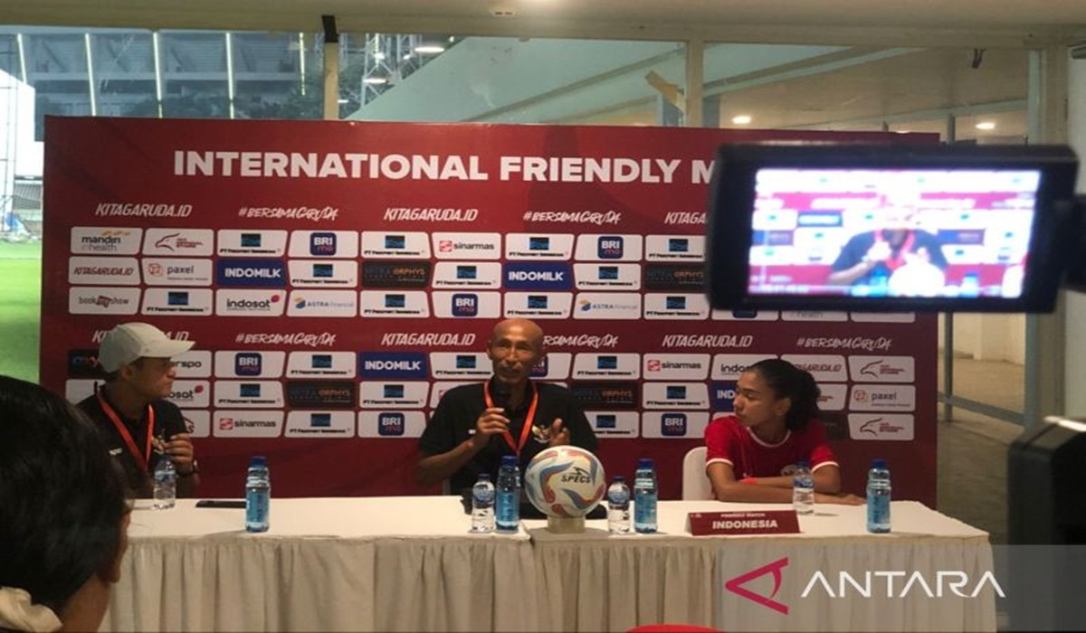 Pelatih timnas putri Indonesia Satoru Mochizuki (tengah)