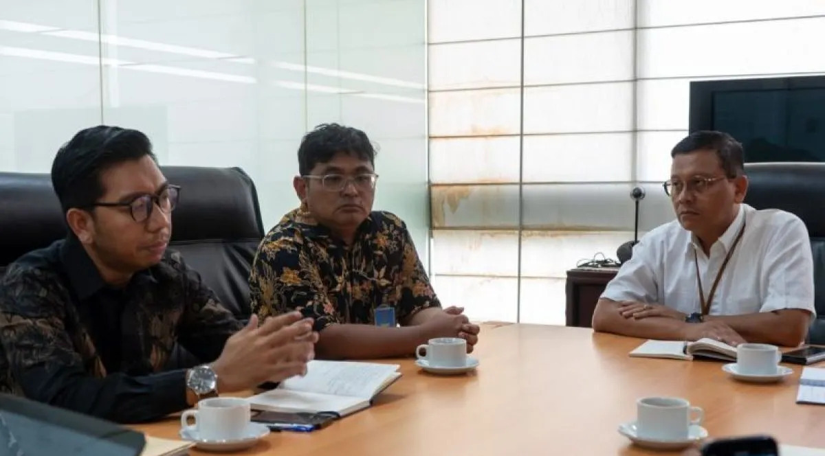 Deputi V KSP Rumadi Ahmad (kemeja putih) saat menerima perwakilan ICW dan PSHK di Gedung Bina Graha, Jakarta, kemarin.