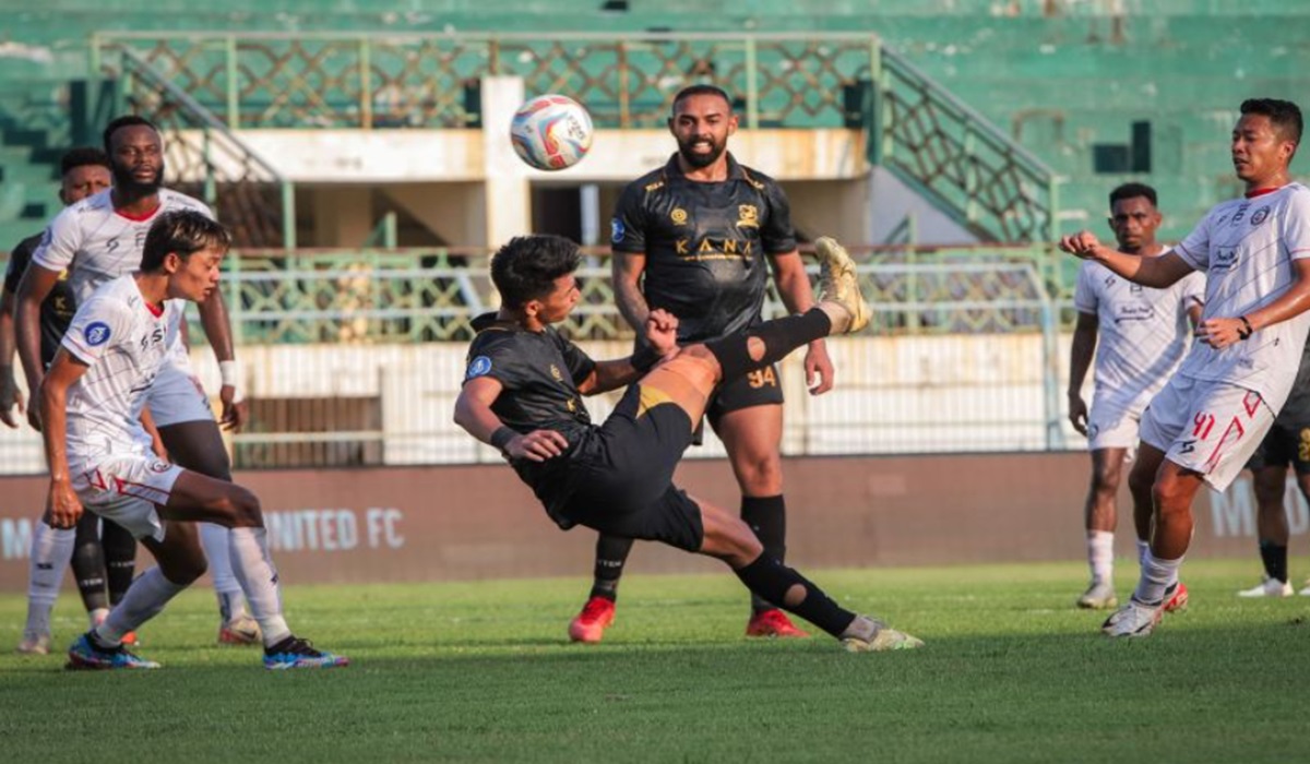 Laga antara Madura United melawan Arema FC di ajang Liga 1 di Stadion Gelora Bangkalan, Bangkalan, Jawa Timur, Selasa (30/4).