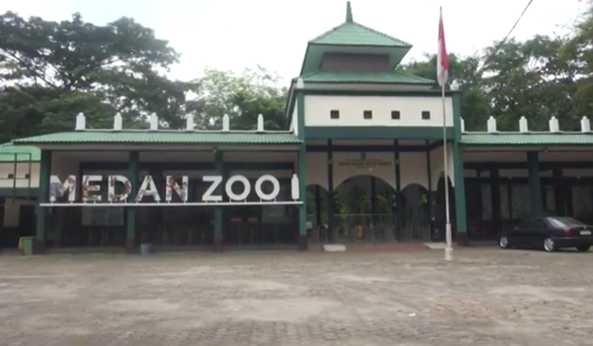 Halaman depan Medan Zoo yang mengalami krisis pangan.