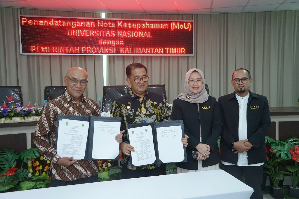 Rektor Unas Dr El Amry Bermawi Putera MA (kiri) dan Pj Gubernur Kaltim Akmal Malik memperlihatkan surat MoU antara Unas dan Pemprov Kaltim