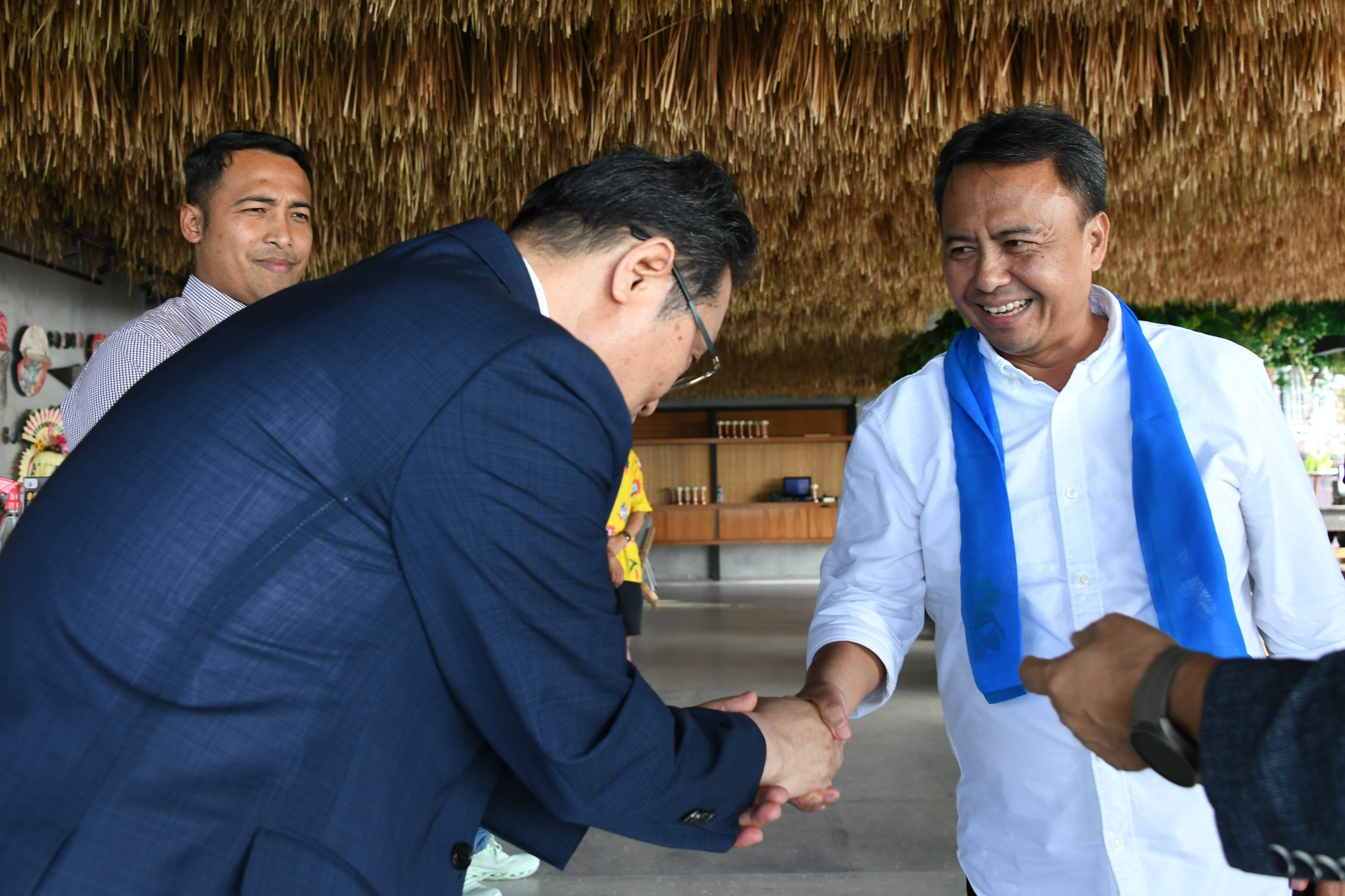 Sekretaris Daerah Jawa Barat Herman Suryatman menyalami akademisi teknologi digital di Bali