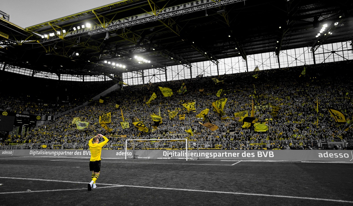 Pemain Borussia Dortmund Marco Reus melakukan selebrasi usai timnya menang atas Augsburg di laga Bundesliga.