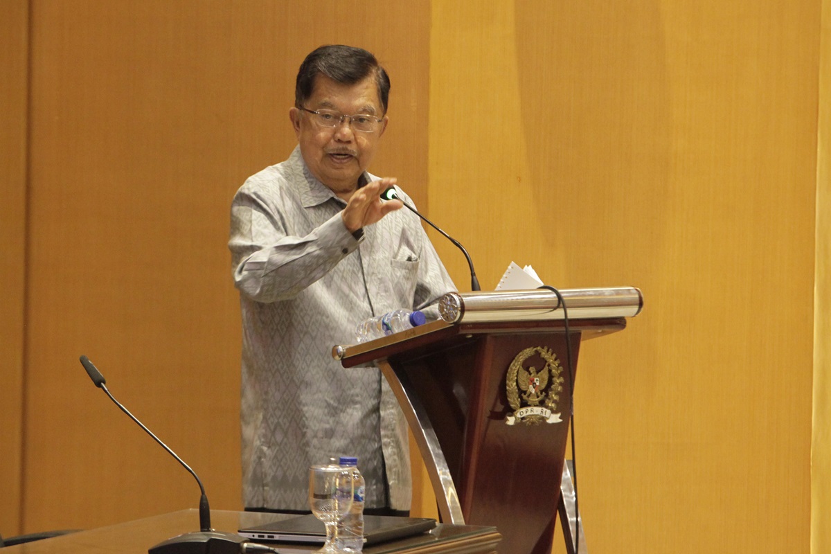 KPK mengatakan mantan wakil presiden Jusuf Kalla akan hadir sebagai saksi meringankan dari kubu Karen Agustiawan di Tipikor