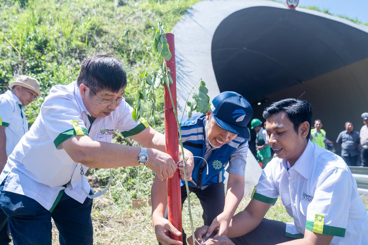 Program Director Bakti Lingkungan Djarum Foundation Bambang Haryanto menanam bibit trembesi di Tol Cisumdawu. 