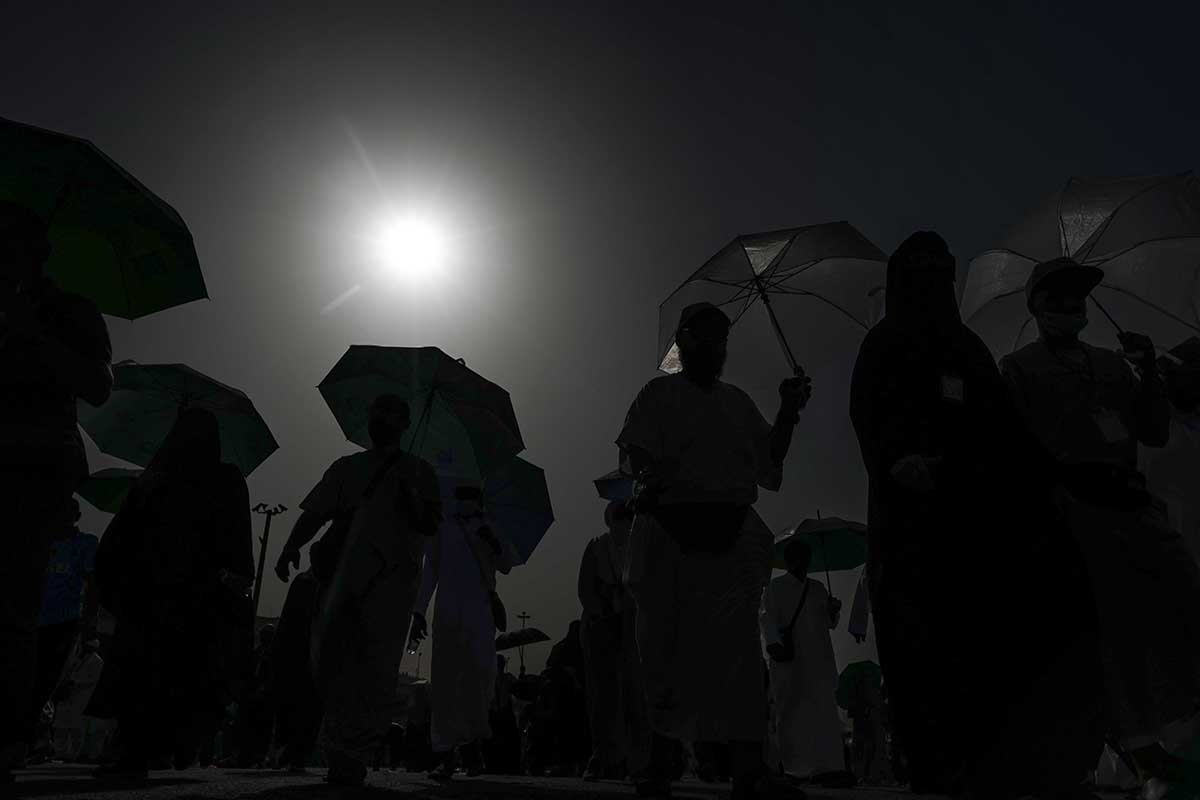 Jemaah haji menggunakan payung saat menjalankan ibadah haji di tengah cuaca panas di Arab Saudi.