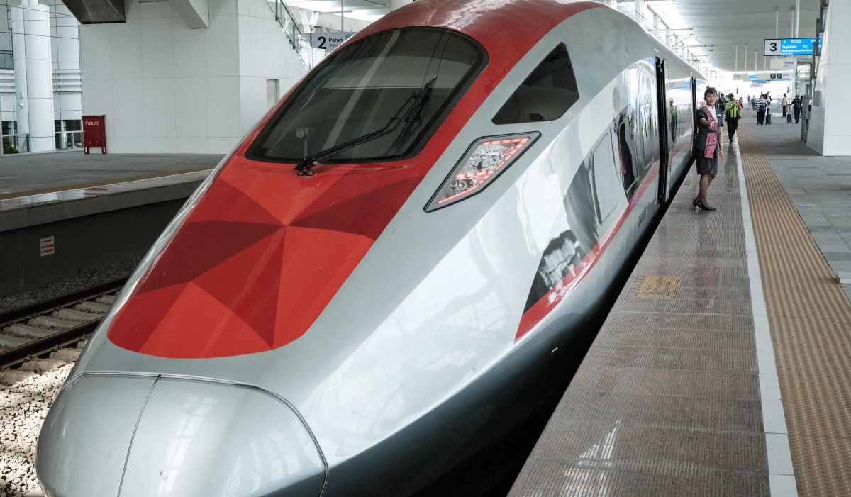 Kereta cepat Jakarta-Bandung bernama Whoosh terlihat di peron stasiun Tegalluar di Bandung, Jawa Barat, pada 4 Mei 2024. 