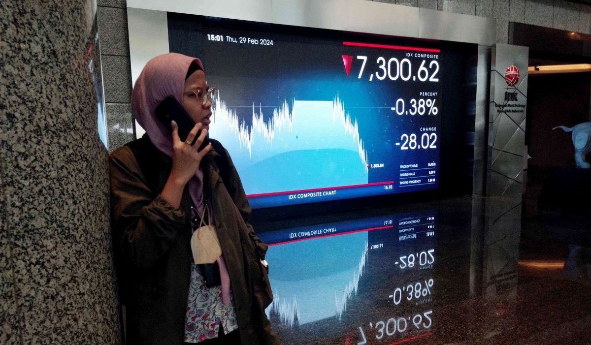 Layar informasi pergerakan Indeks Harga Saham Gabungan (IHSG) di Bursa Efek Indonesia, Jakarta, Kamis (29/2/2024).