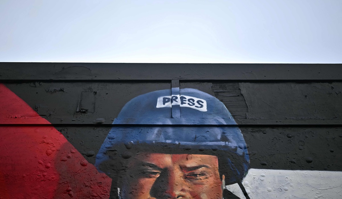 Mural karya Nacho Welles di London yang menampilkan kepala biro Al Jazeera di Gaza City, Wael al-Dahdouh.