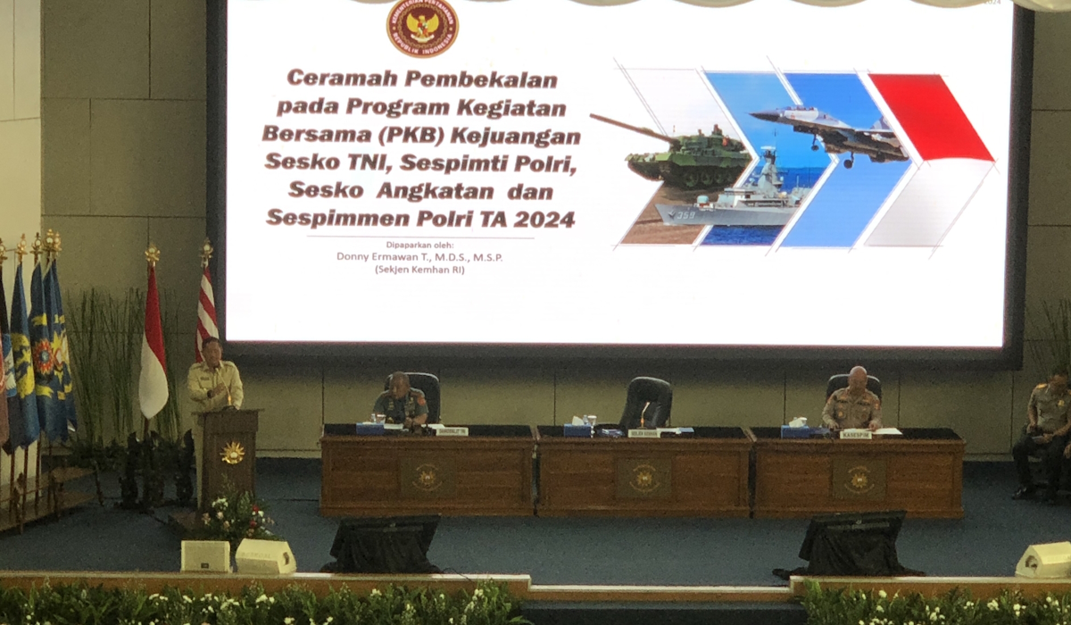 Sekretaris Jenderal Kementerian Pertahanan (Kemenhan) Marsdya Donny Ermawan Taufanto (kiri)