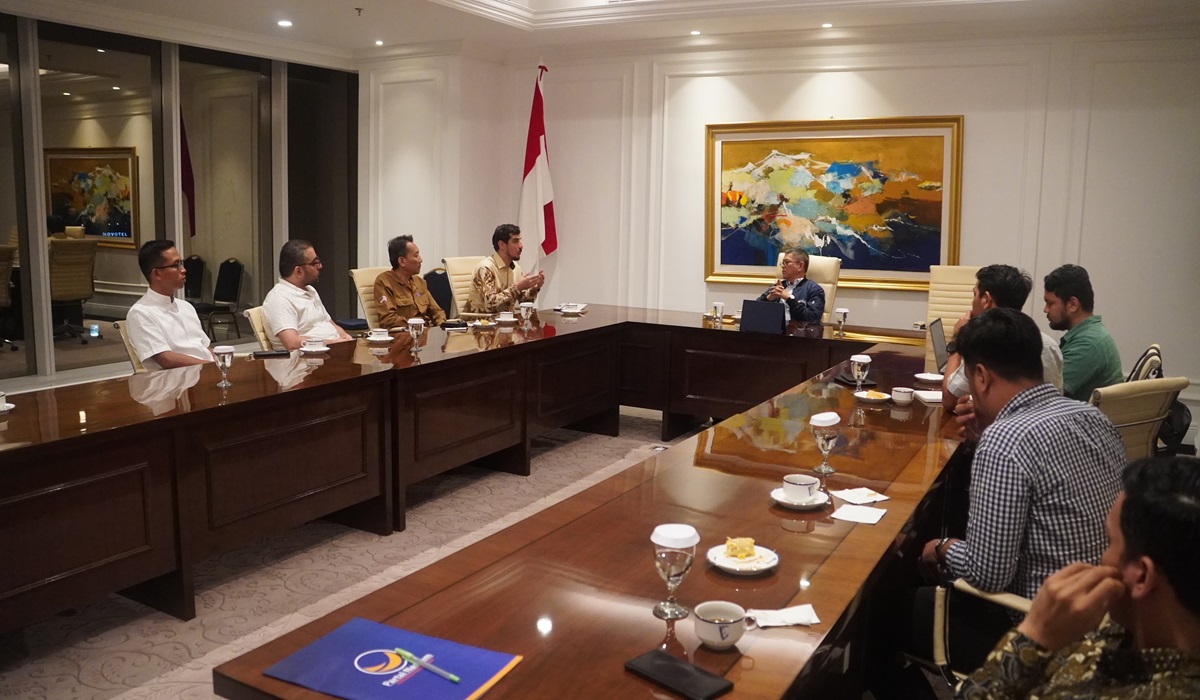 Ketua DPP NasDem Teuku Taufiqulhadi saat menerima rombongan The Asia Middle East Center for Research & Dialogue di NasDem Tower.