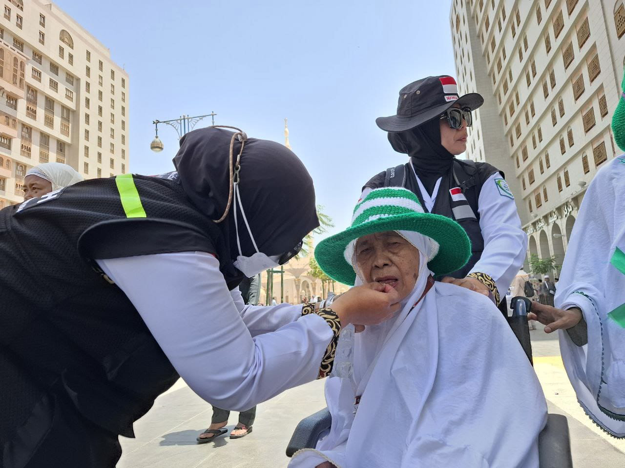 Petugas haji tusi PKP3JH dan Linjam sedang memberikan obat kepada jemaah