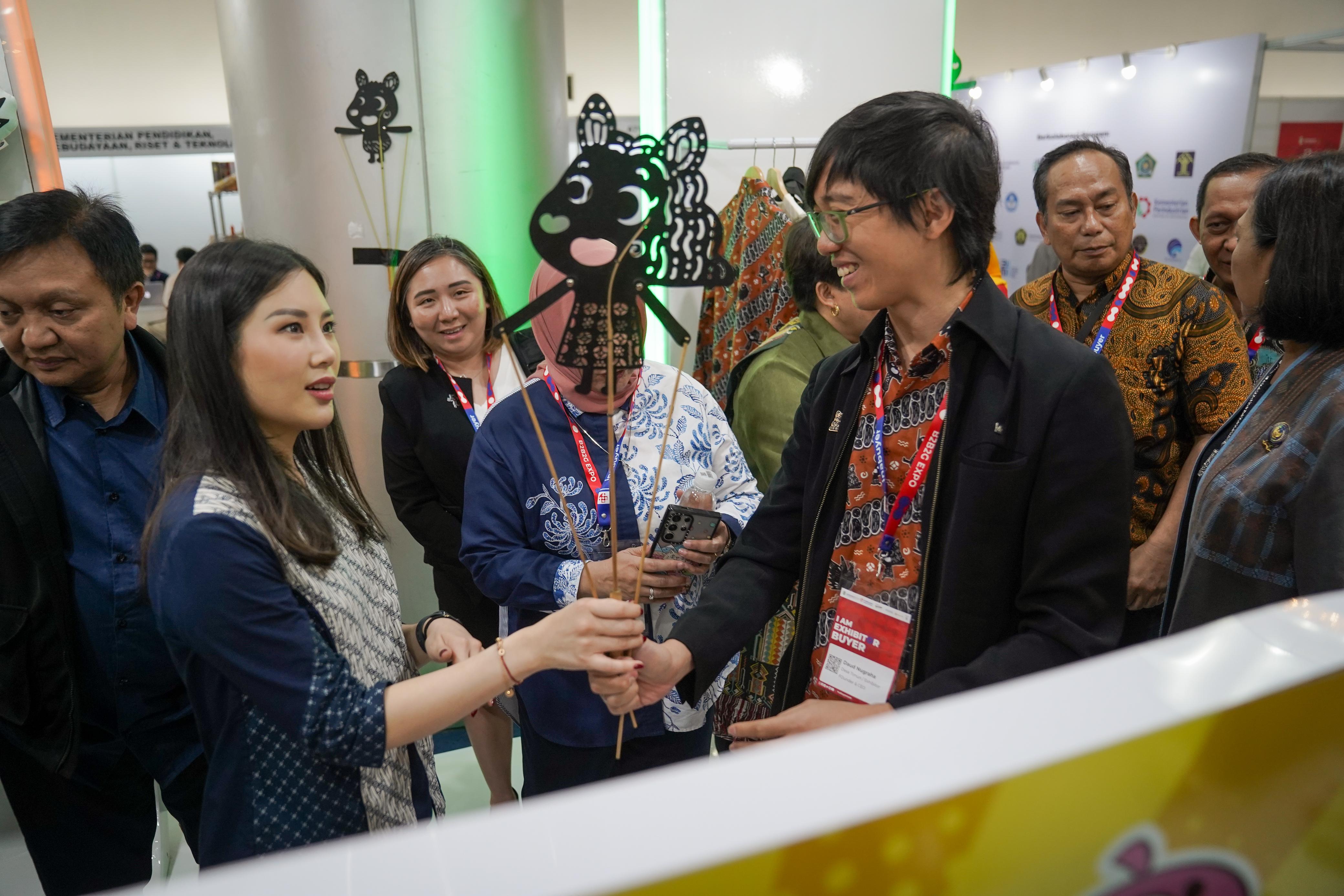  Wamenparekraf Angela Tanoesoedibjo bertemu para pelaku ekraf rangkaian Inabuyer Expo 2024, di Gedung Smesco, Jakarta Selatan.