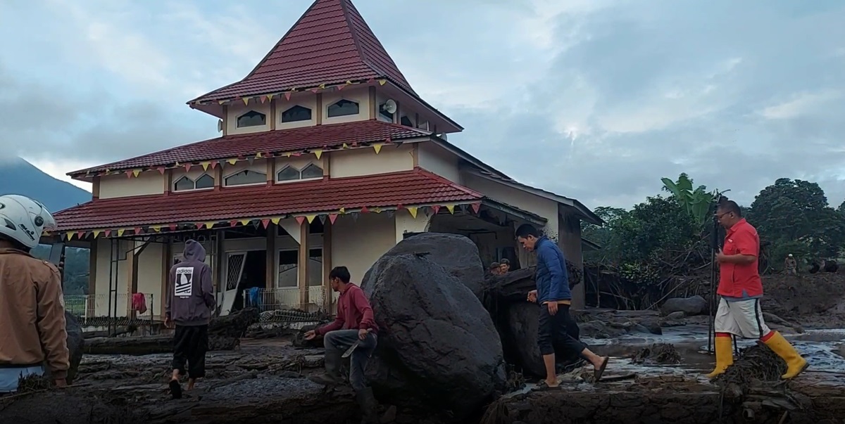 Banjir lahar dingin di Kabupaten Agam, Sabtu (11/5) menghancurkan puluhan rumah. Namun sebuah masjid selamat dari banjir tersebut.