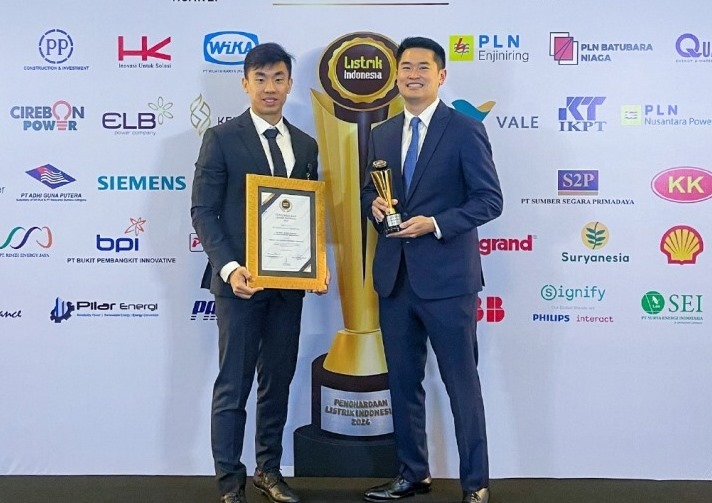 Penghargaan pada kategori Company that Supports the Energy Transition dengan predikat The Most Active Company in Solar Rooftop Innovations.