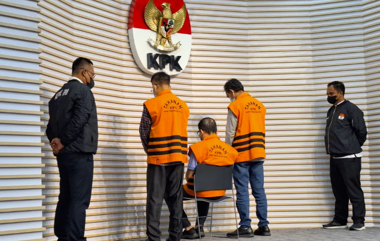 KPK hadirkan tiga tersangka kasus dugaan korupsi pengadaan lahan hak guna usaha oleh PT Perkebunan Nusantara (PTPN) 