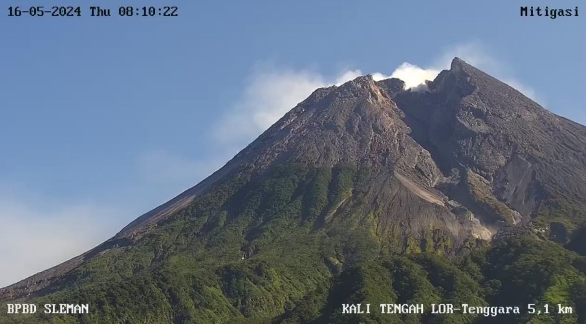 Meski tidak mengeluarkan asap, aktivitas Gunung Merapi sejak Rabu (15/5) sampai Kamis (16/5) terjadi 41 gempa dan 9 kali guguran lava.