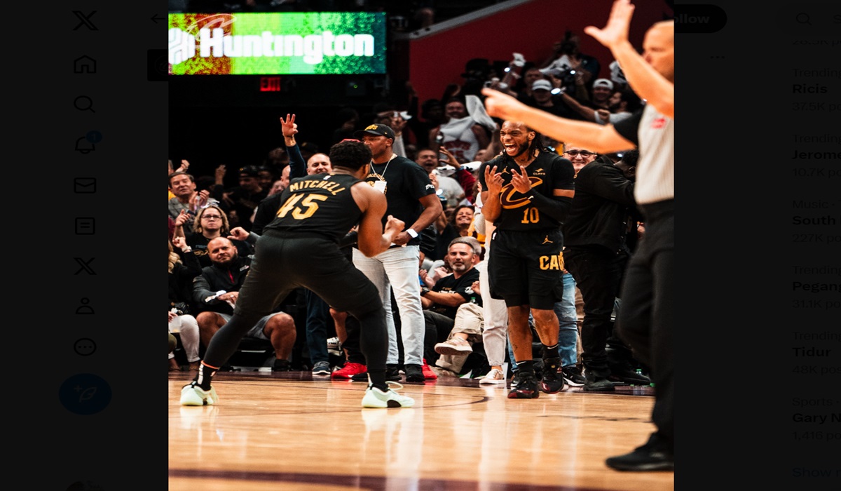 Pemain Cleveland Cavaliers Donovan Mitchell melakukan selebrasi usai mencetak poin di laga playoff NBA melawan Orlando Magic.