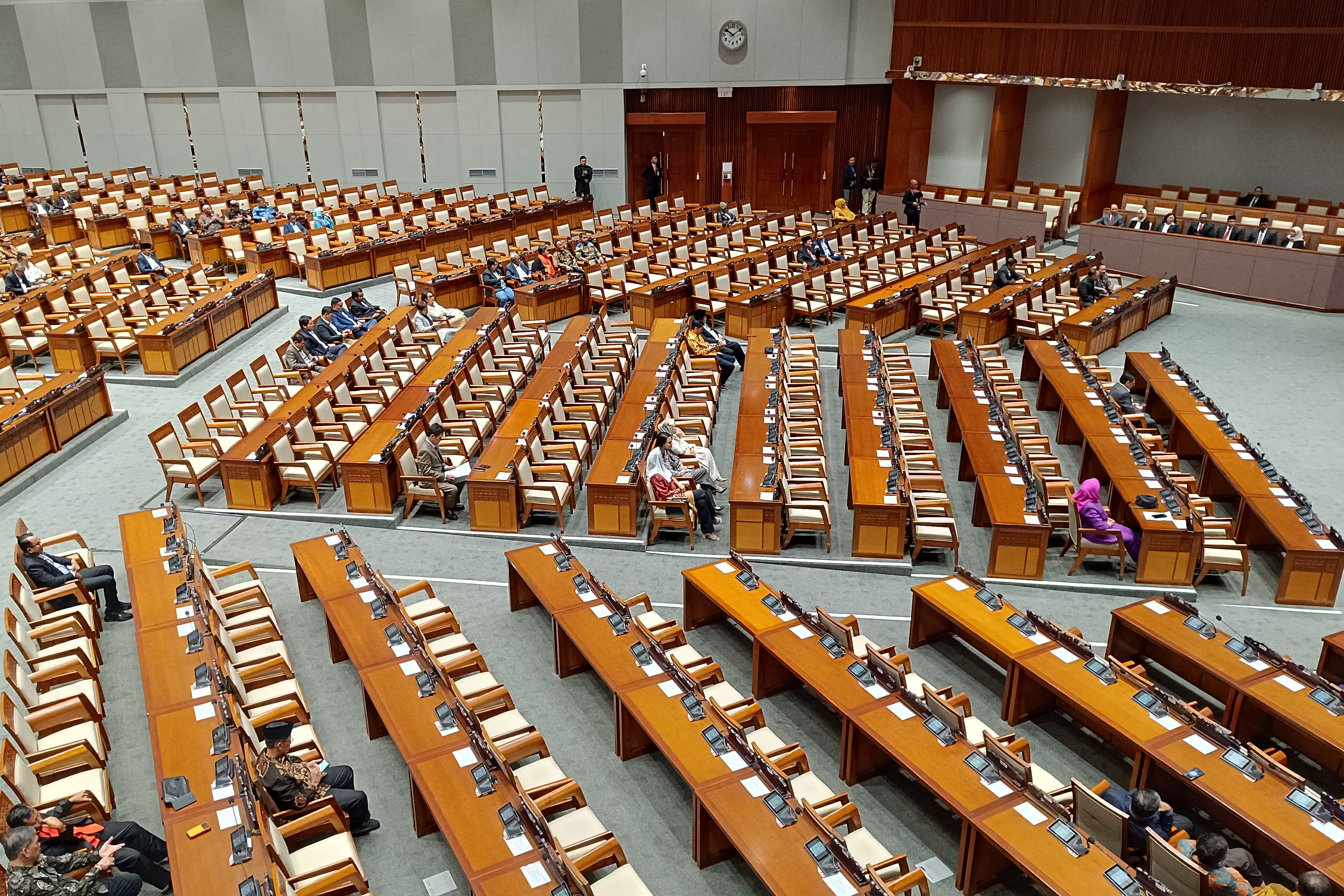 Anggota dewan hadir dalam rapat paripurna