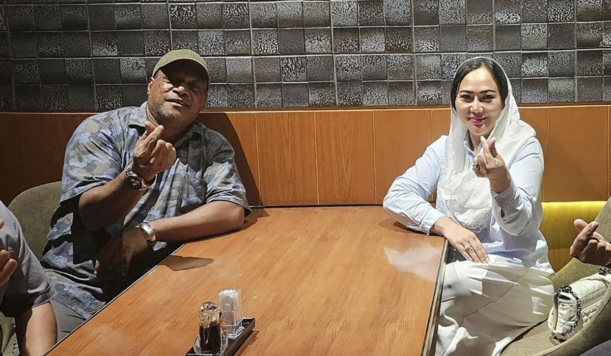 Jack Komboy (kiri) dan Ketua Umum G-Nesia Diah Warih Anjari.