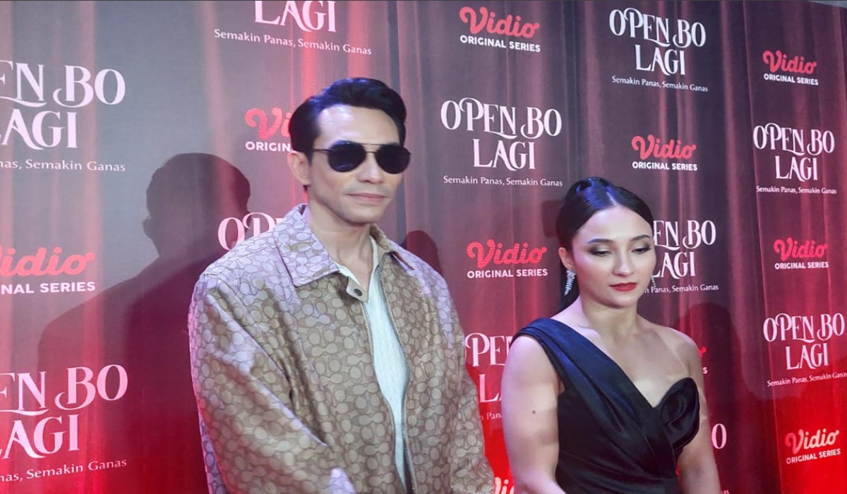 Aktor Darius Shinathrya (kiri) saat konferensi pers serial Open BO Lagi: Semakin Panas Semakin Ganas