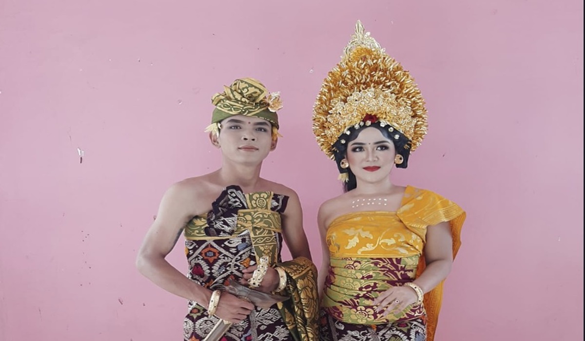Pasangan berpakaian adat Bali