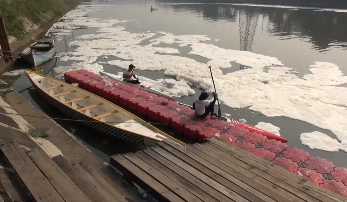 Atlet dayung Jakarta saat berlatih di aliran BKT yang berbusa.