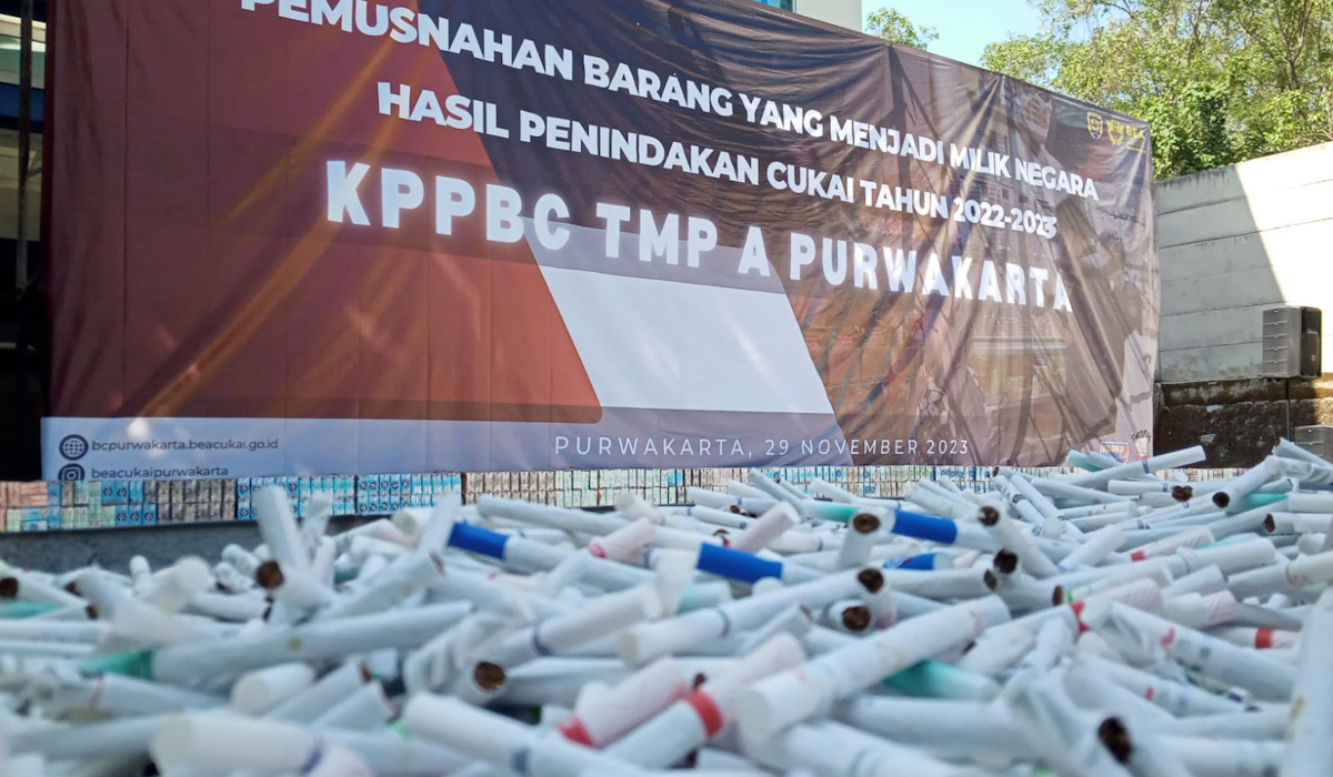 Ilustrasi: Bea dan Cukai Purwakarta melakukan Pemusnahan rokok ilegal hasil sitaan.